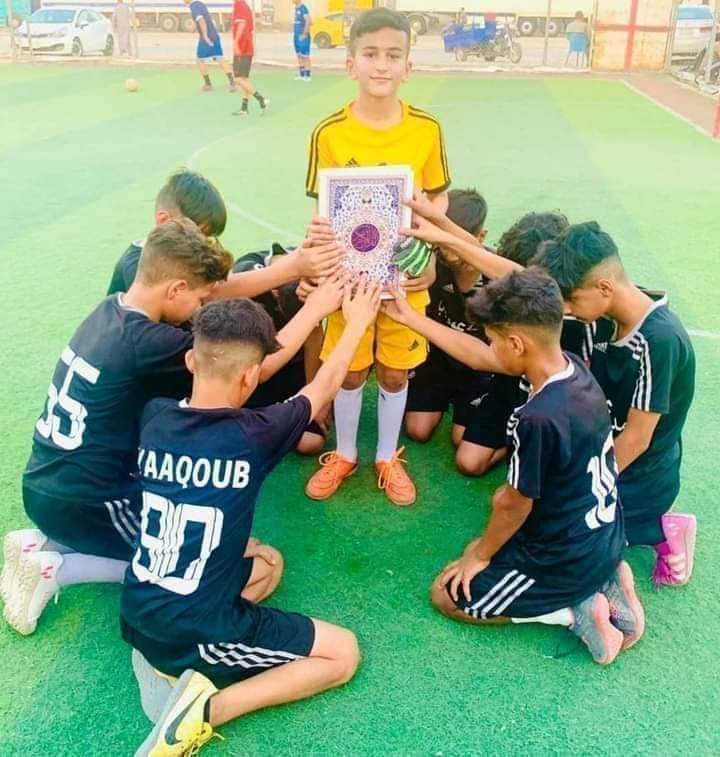 شيء جميل لاعبي فريق التضامن في منطقة الحرية الدولعي يحملون كتاب الله الكريم من مباراة اليوم في ساحة الدولعي