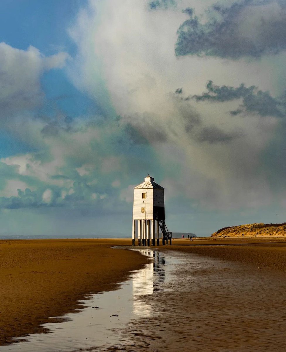 The iconic Low Lighthouse, Burnham-on-Sea under a moody sky @matts_world_01 . The Low Lighthouse is one of three historic lighthouses in Burnham-on-Sea and is a Grade II listed building, first lit in 1832. . . #somersetday #lowlighthouse #burnhamonsea #somerset