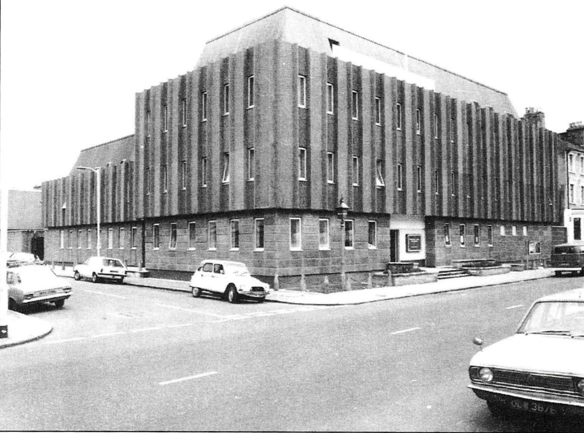 Old police station, Lordship Lane, East Dulwich. Our #LocalHistory chair recently gave two lessons to Y6 @HPAEastDulwich on their neighbourhood's past. This is the site of their school.