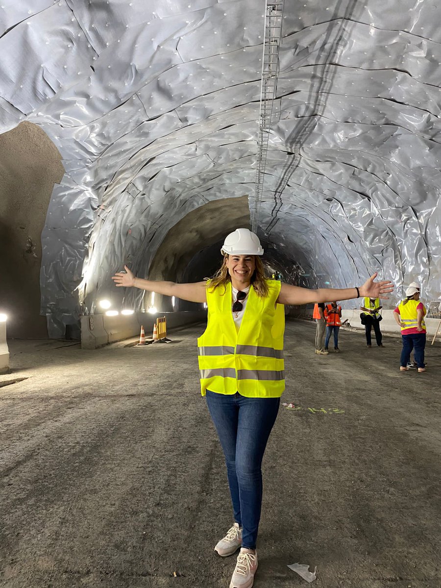 SilviAlamoo's tweet photo. No más inviernos por el macizo de #Faneque. En otoño estrenamos túnel, y está chulo😜
#CarreteraLaAldea https://t.co/fsHKPuuOJH