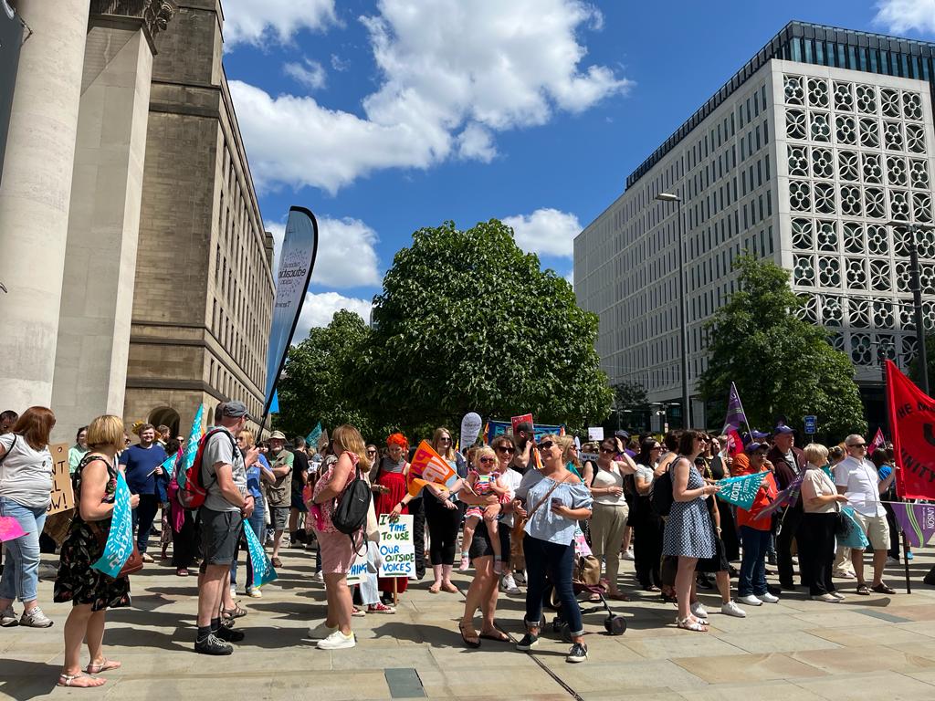 socialistworker's tweet photo. Joint @NEUnion teachers and @unisontheunion Manchester Metropolitan University strike rally in Manchester π₯π₯π₯
#TeacherStrikes #RespectHE #PayUp #StrikeForEducation https://t.co/RSAjjpXhsl