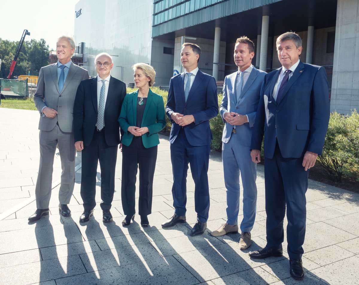 imec_int's tweet image. (1/2) Today we welcomed President of the European Commission @vonderleyen, Belgium&apos;s Prime Minister @alexanderdecroo, Minister-President of Flanders @JanJambon, Flemish Minister of Innovation @jobrouns1 and @ASMLcompany CEO Peter Wennink at imec.