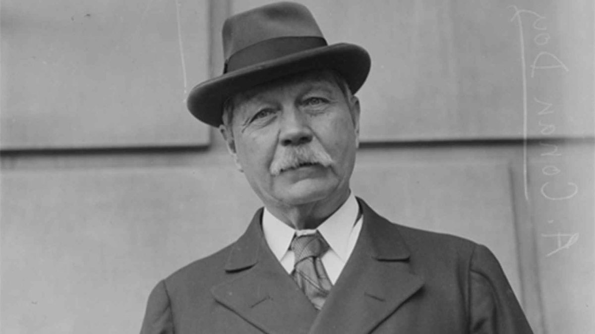 HistoriasLitera's tweet image. Arthur Conan Doyle, creador de Sherlock Holmes, viajó en una ocasión a Suiza.

Al llegar tomó un taxi, y el taxista le dijo que no le cobraría si le dedicaba un libro. Conan Doyle, sorprendido, le preguntó al taxista cómo sabía que era escritor, y el taxista le respondió: