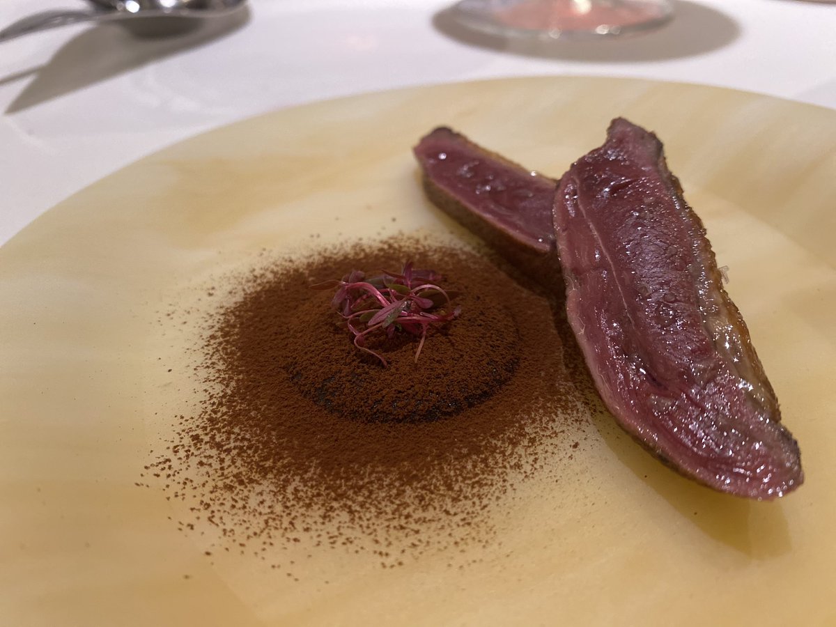 Soberbios el cherne con blanco de cherne y los cuellos de cordero con mentas escabechadas.
Y buen punto el pichón con “su” mole.
Una gran cena.