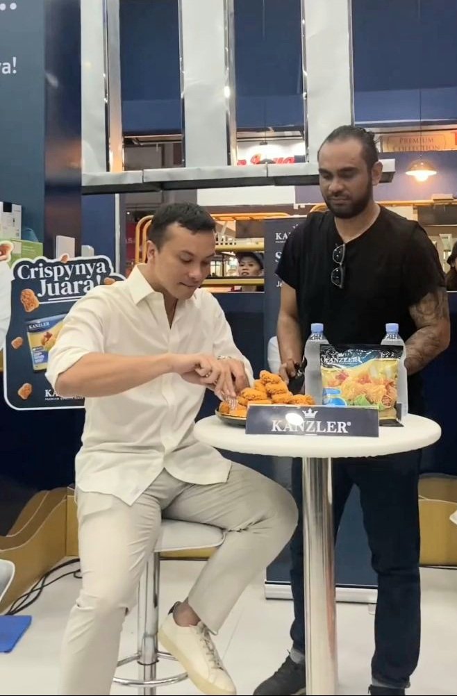txtaboutnicsap's tweet photo. ada mas nugget kanzler di jakarta fair, jumat lalu 😭😭😭 #flashbackfriday https://t.co/0y5xiXhXuw
