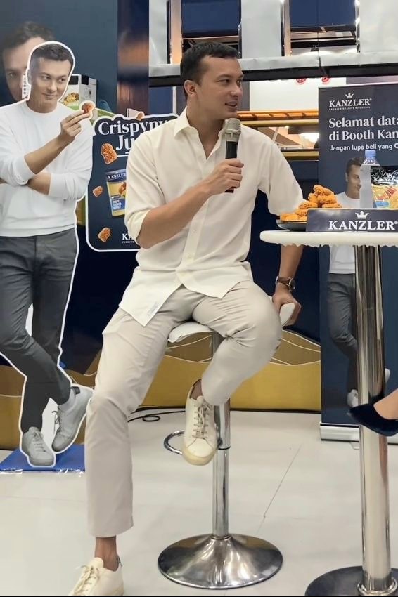 txtaboutnicsap's tweet photo. ada mas nugget kanzler di jakarta fair, jumat lalu 😭😭😭 #flashbackfriday https://t.co/0y5xiXhXuw