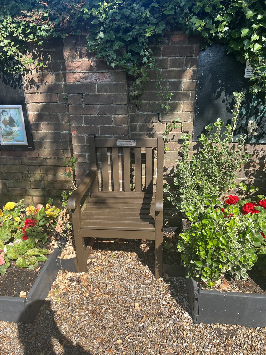 This morning some of the benches had a lovely fresh coat of paint they are now completely dry for you to enjoy.More to be painted soon.Here are some before and after 🥰🌸🌱#Epping #community #Eppinginbloom #volunteering #bloomhour