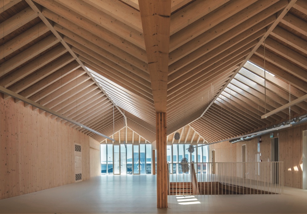 Rematamos a semana con outra edificación onde a madeira se emprega con fins estruturais: a sede institucional e de I+D+i da Universidade de Vigo.

📸 Imaxes de @hector_santosdiez 

Proxecto realizado por Abalo Alonso Arquitectos
#construciónenmadeira