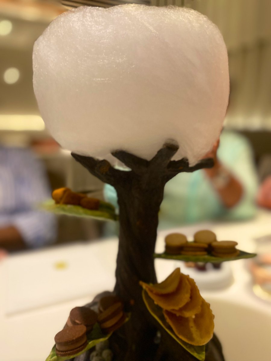 El mundo dulce tiene un protagonismo especial (me faltan muchas fotos). Uno de los dos hermanos tiene una mano mágica para ello. No solo el milhojas de maíz, la mandarina con yuzu, la pera con helado de yogur sino todo un despliegue de pasteles y petit furs a cada cual mejor.