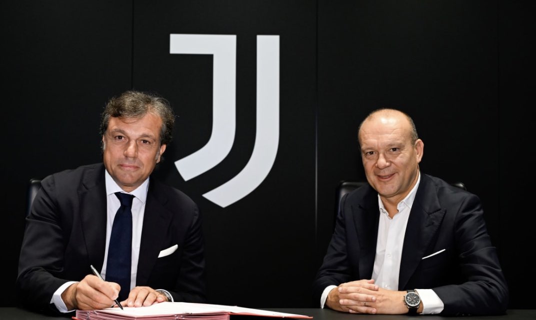 FabrizioRomano's tweet photo. Official, confirmed. Juventus have new director — it’s Cristiano Giuntoli who’s leaving Napoli after winning Serie A title in order to join Juve. ⚪️⚫️✔️

Deal signed today, agreed since last week. https://t.co/oAwKTGUdnw