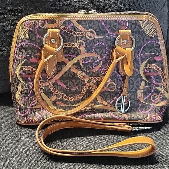 LauraMunoz96's tweet photo. So good I had to share! Check out all the items I'm loving on @Poshmarkapp from @MaryAnnLinden1 #poshmark #fashion #style #shopmycloset #verabradley #relic #gianibernini: https://t.co/WkjdXFZojg https://t.co/E0ASGYo6nP