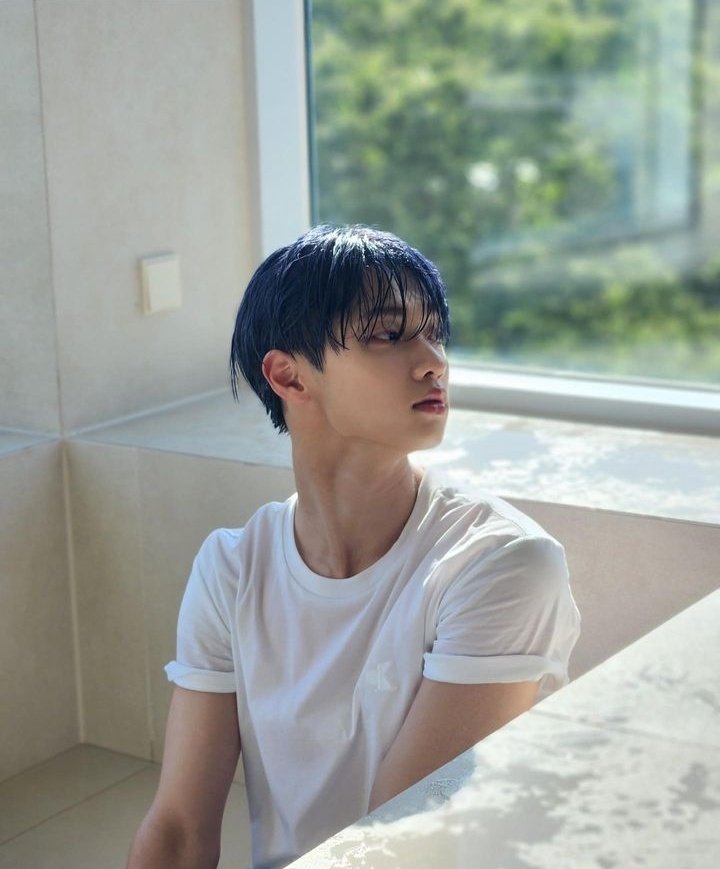 zhouxxxxxxxx's tweet photo. Dongpyo ig posts 

My baby looks mature https://t.co/imM9sR1HpR