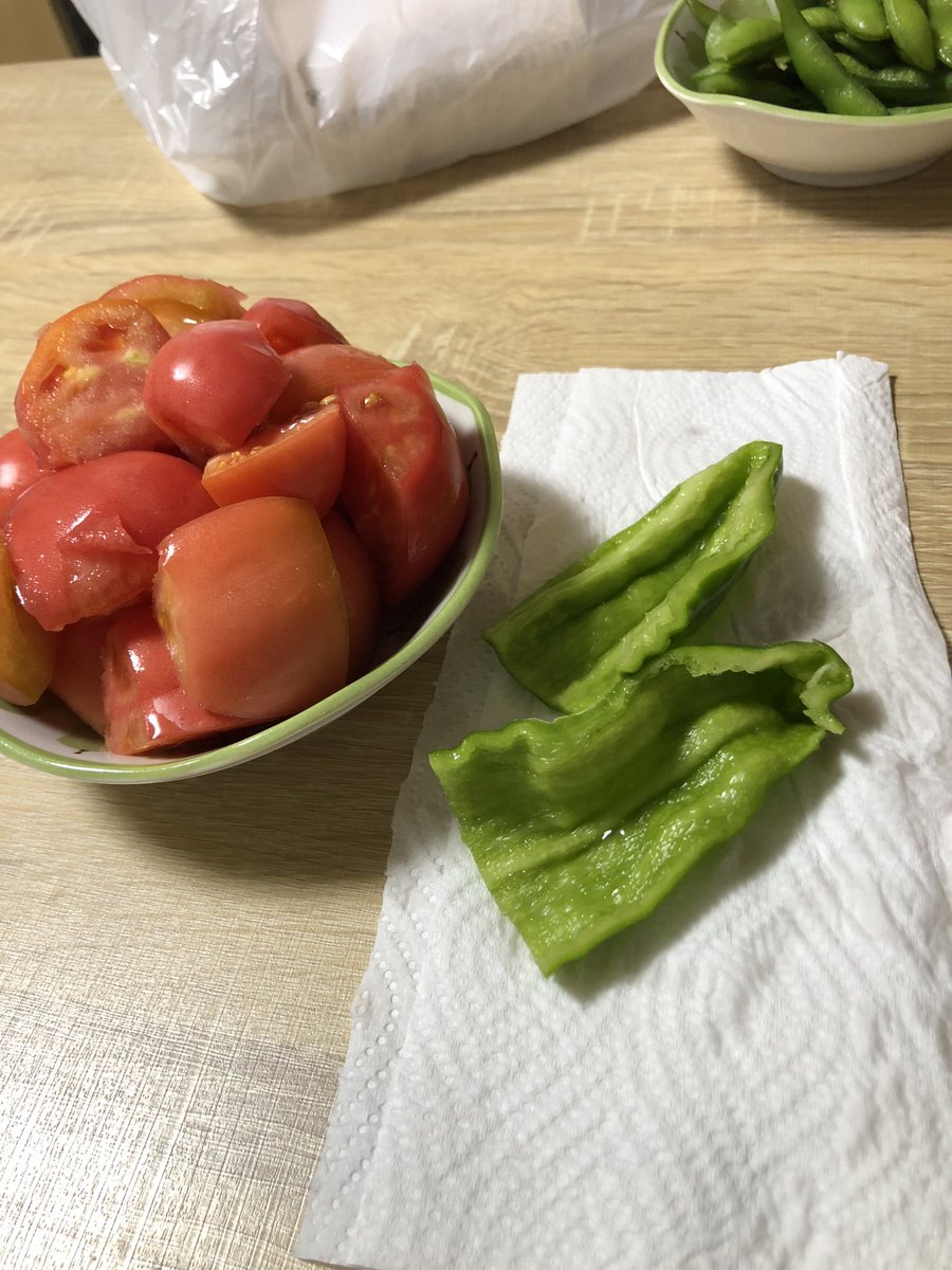 ウチの庭でとれた野菜なんだけど😅ピーマン茹でずにそのまま
出てきた🤣生で食えってか？
おー！🤣
