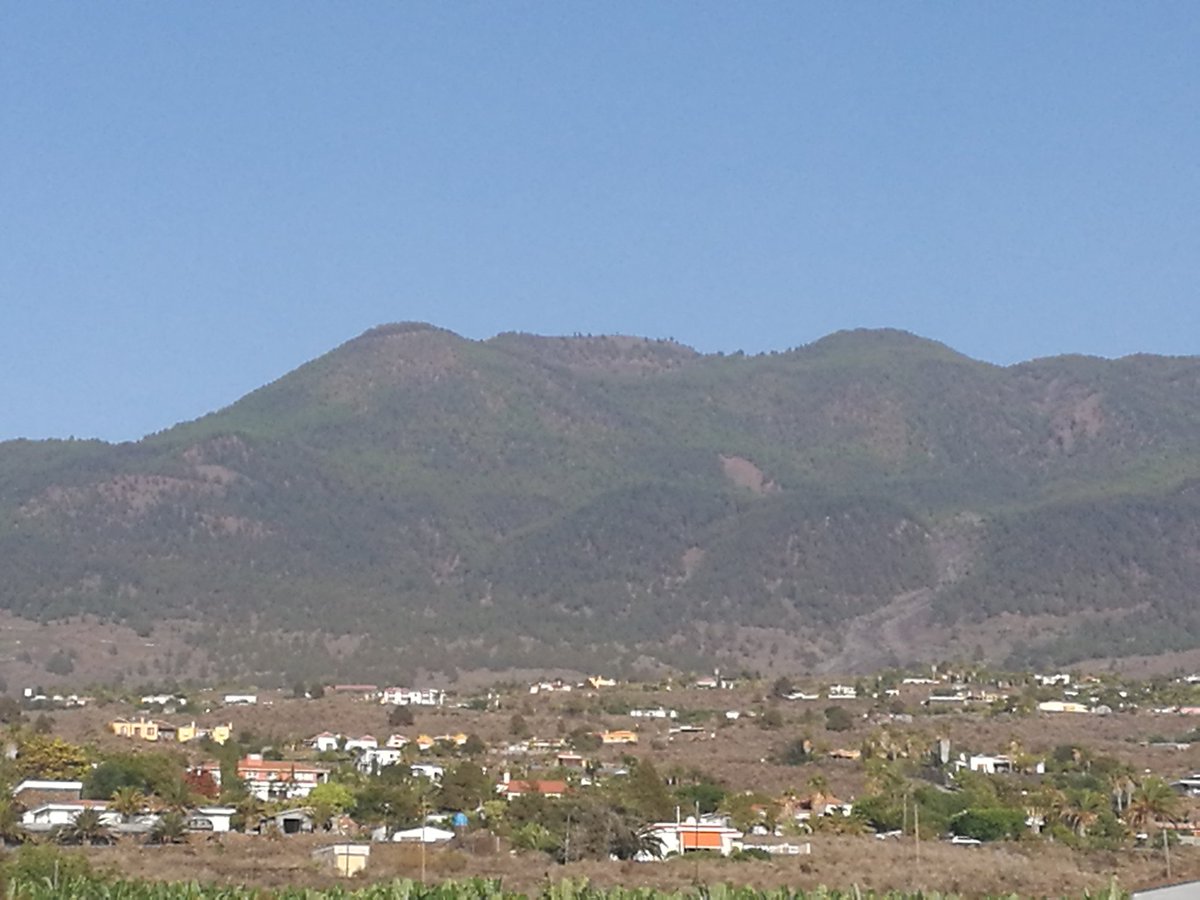 Foto propia de archivo pre #VolcanLaPalma desde Las Norias, hoy parcialmente sepultada! Se observa en la izquierda imagen zona de #LosPelados o lugar de erupción. #ElPaso! 
#PressFreedom