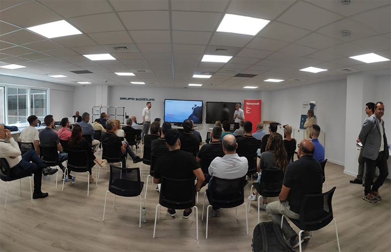 Printing_CGroup's tweet photo. 👏 Éxito en el evento “Multiplica la eficiencia en tu almacén” presentando Sage #MobilityLive #SGA, las novedades en dispositivos móviles y de impresión #Honeywell, y los servicios de la solución integrada en #identificación 360 que facilitan el trabajo en un #almacén. https://t.co/IhfkvaEHa8