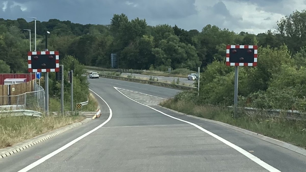 Wondering what the new signs outside our brand new Training Centre and Fire Station in Horsham are for? Then read on! westsussex.gov.uk/news/new-road-…