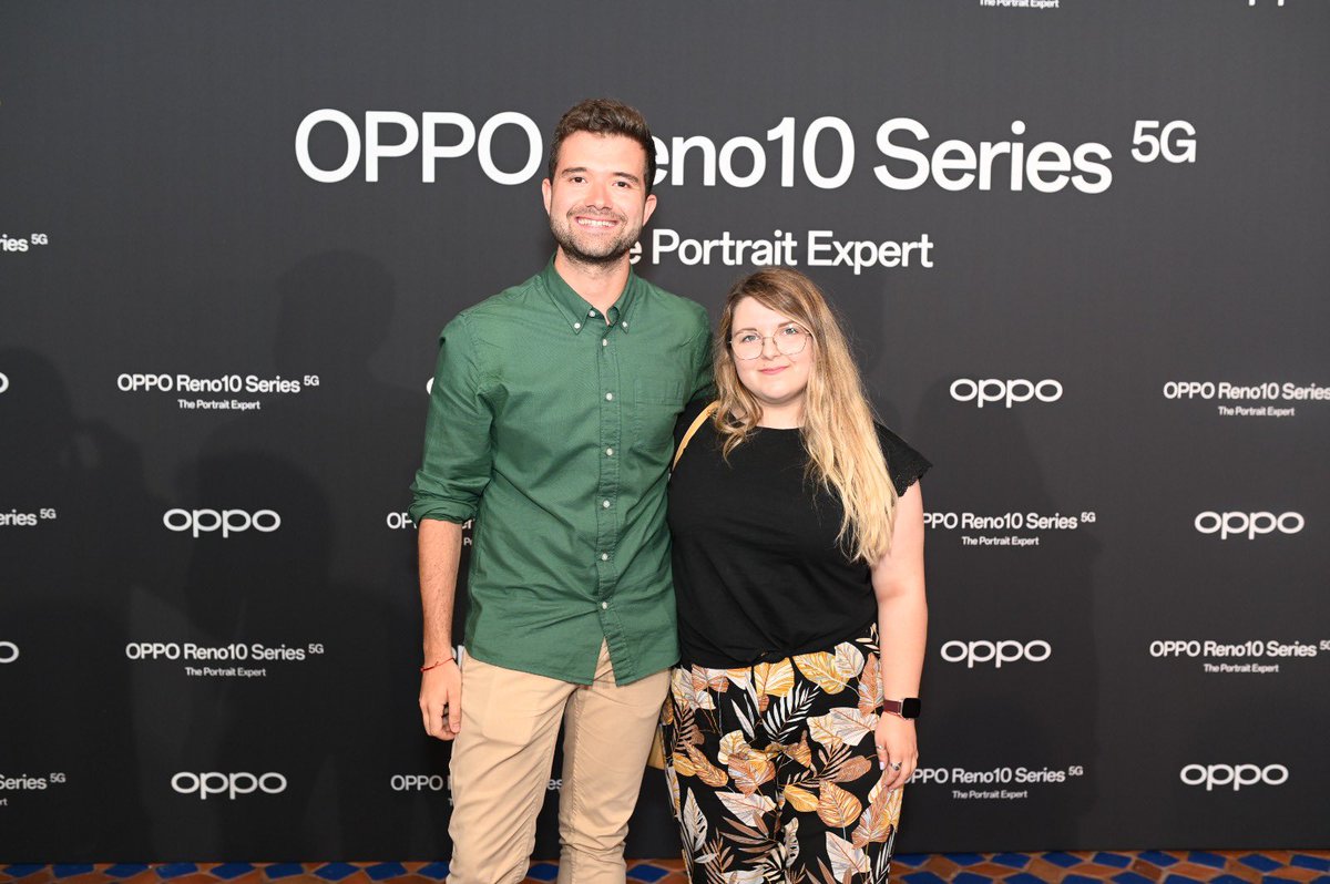 Tremendo fotón nos hicieron ayer a <a href="/ana_borbuj/">Ana Boria</a> y a mi en el evento de <a href="/OPPOEspana/">OPPO España</a> 🤯