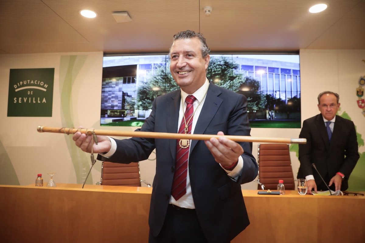 psoedesevilla's tweet photo. ¡Enhorabuena @JFdezdelosRios!

Nuestro secretario general ha sido investido como presidente de la Diputación de Sevilla y liderará el gobierno en los próximos cuatro años.

Los socialistas seguiremos trabajando para engrandecer el municipalismo y para mejorar la vida de la gente. https://t.co/TcTfCa3Br7