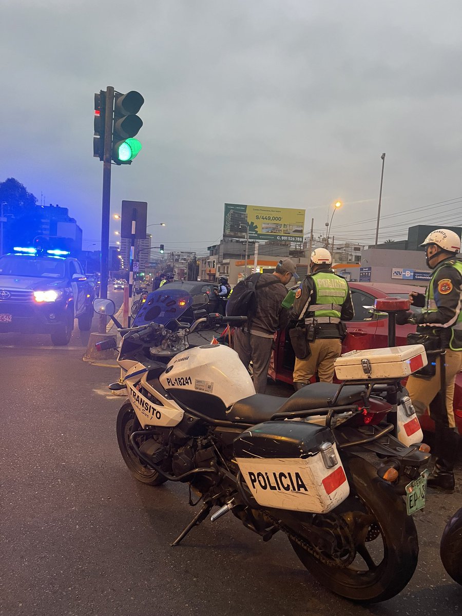 Gabs1282's tweet photo. Choque en cruce de Aramburu con vía expresa. @RPPNoticias #accidete https://t.co/XzDqiLs5Z5