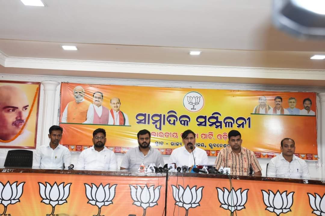 irasisacharya's tweet photo. ବିଜୁ ଜନତା ଦଳ ଦୀର୍ଘ ୨୩ ଶାସନ କଲା ପରେ ମଧ୍ୟ ଆଜି ତାକୁ ଆନ୍ଦୋଳନ ଓ ସଂକଳ୍ପ ସମାବେଶ କରିବାକୁ ପଡୁଛି !!
ବିଜୁ ଯୁବଜନତା ଦଳ କଣ ସଂକଳ୍ପ ନବ? କଣ ଓଡ଼ିଶାର ଯୁବକ ମାନଙ୍କୁ କ୍ରୀତଦାସ କରିବା ପାଇଁ ନା ୫T ସଚିବ ଙ୍କ ଗୃହ ରାଜ୍ୟ କୁ ଅଧିକ ଦାଦନ ପଠାଇବା ପାଇଁ ?
@bjd_odisha @Naveen_Odisha @MoSarkar5T @BJP4Odisha @BJYMinOD https://t.co/9mHG6BPM55