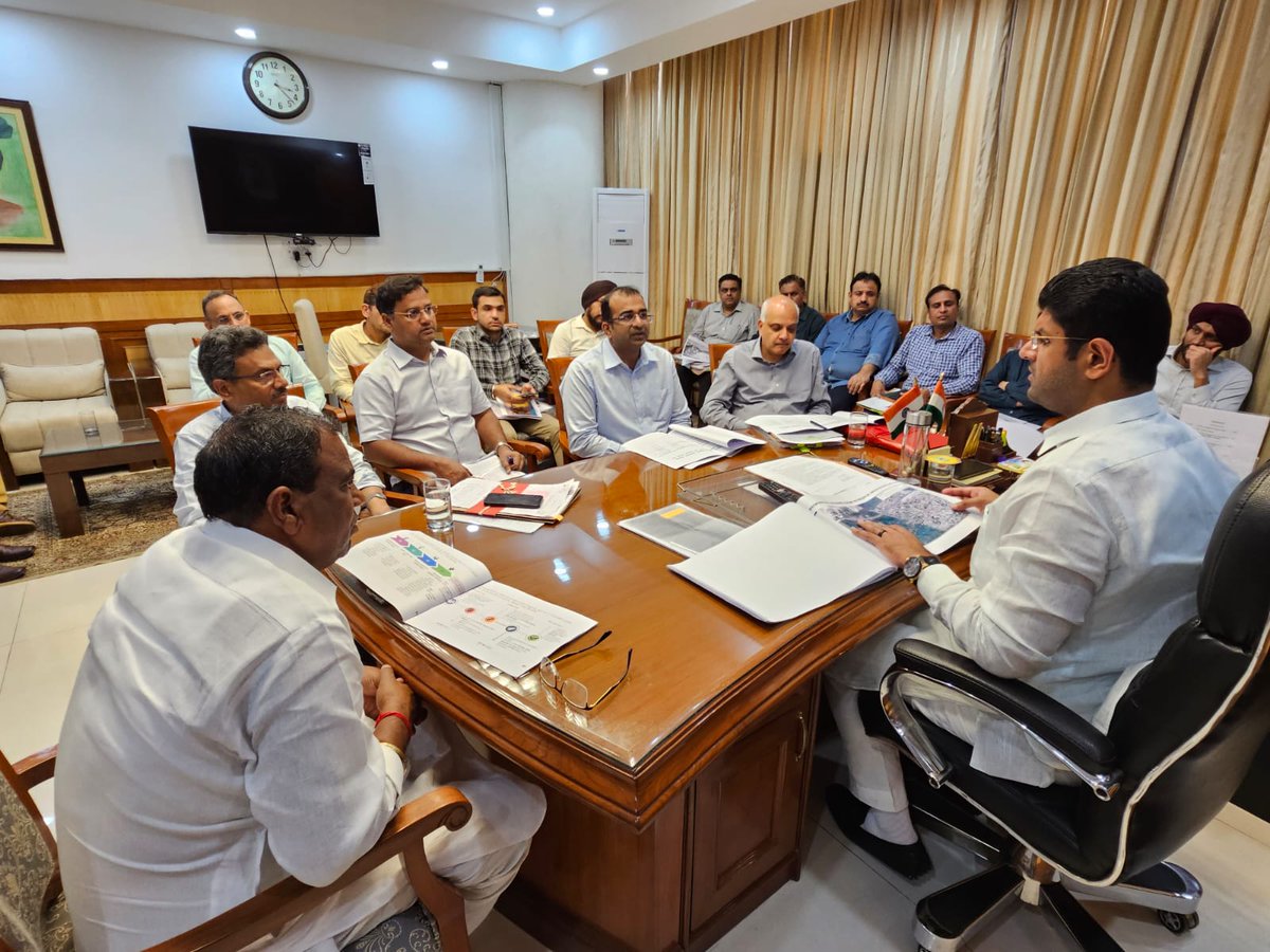Dchautala's tweet photo. ‘पदमा’ स्कीम के तहत राज्य में निवेशकों का झुकाव बढ़ा है, इससे जहां युवाओं के लिए रोजगार के अवसरों में वृद्धि होगी वही प्रदेश में संतुलित क्षेत्रीय विकास को बढ़ावा मिलेगा। आज चंडीगढ़ कार्यालय पर ‘पदमा’ की समीक्षा बैठक अधिकारियों को सुझाव दिया कि ‘पदमा’  के तहत जो कलस्टर बनाए जाते हैं उनकी भूमि की शर्त को 100 एकड़ की बजाए 25 एकड़ कर दिया जाना चाहिए ताकि अधिक से अधिक निवेशक इसके लिए आवदेन कर सकें।
