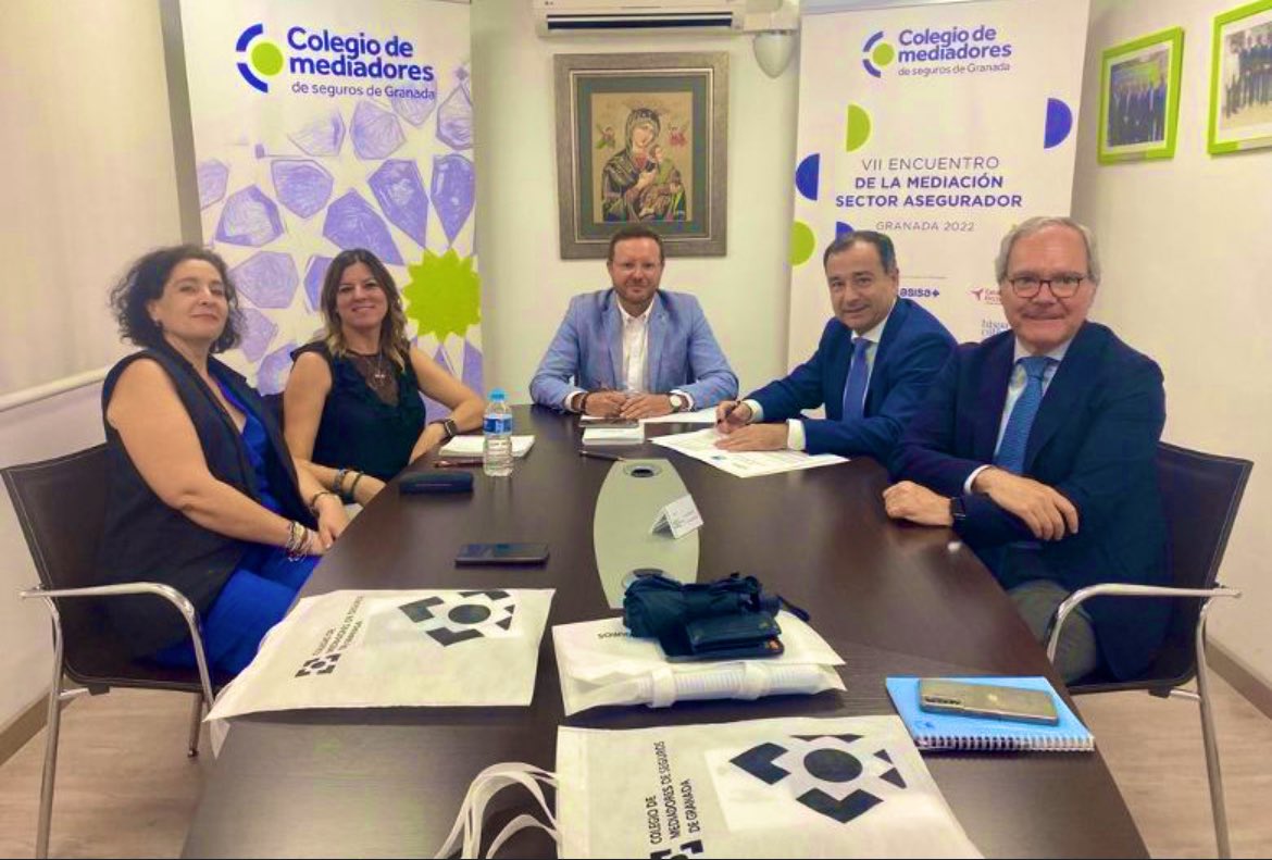 Finalizamos la semana comunicando otra nueva renovación, ahora con <a href="/AXASegurosEs/">AXA España</a> firmando un acuerdo institucional por un año más, para continuar con la estrecha colaboración que mantienen para conseguir mejorar la situación de la mediación del seguro en la provincia de Granada.