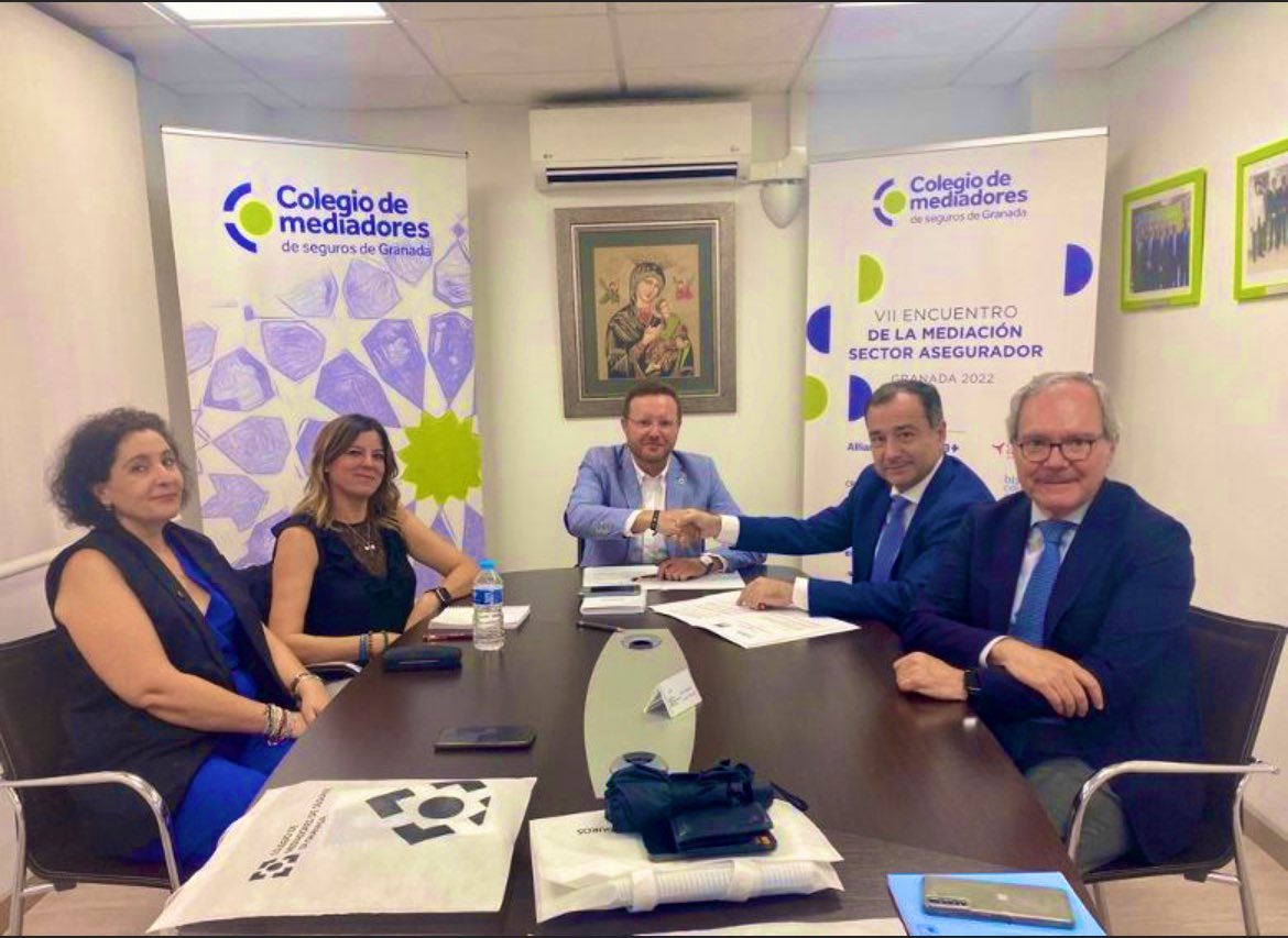 MediadorGranada's tweet photo. Finalizamos la semana comunicando otra nueva renovación, ahora con @AXASegurosEs firmando un acuerdo institucional por un año más, para continuar con la estrecha colaboración que mantienen para conseguir mejorar la situación de la mediación del seguro en la provincia de Granada. https://t.co/8umuz9DXA6