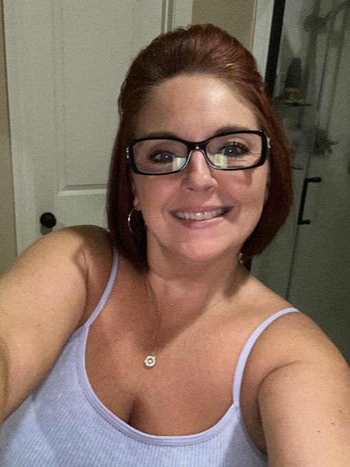Do guys make passes at girls with glasses?  https://t.co/E1CJZr4NBz https://t.co/9v3Wm1jytd https://t