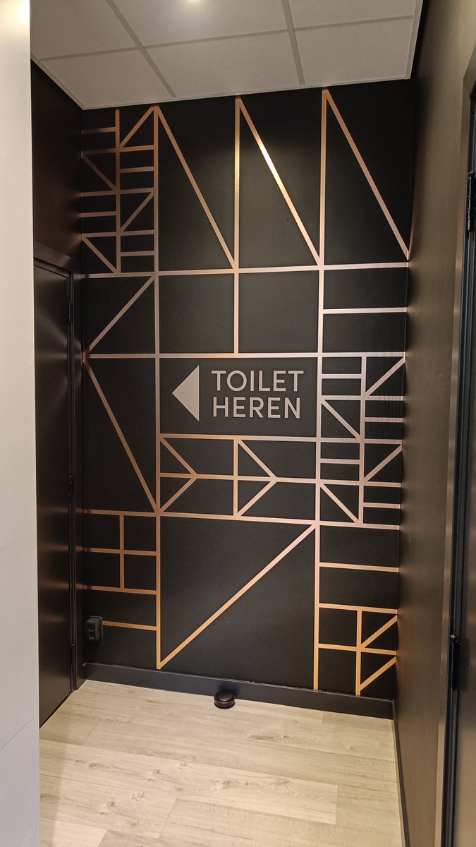 rvmreclame's tweet image. 🌷LIJNENSPEL🌷

Een prachtig lijnenspel gecreëerd door middel van rosé goud stickervinyl voor Have Verwarming. 

Wat een mooi resultaat!🤩

#haveverwarming #lijnenspel #stickervinyl #rosegoud #reclame #rvmreclame #goedgezien