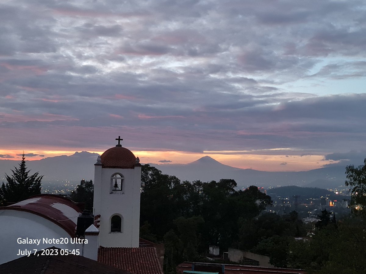 Cocoliso10's tweet photo. @imagenZea #AsíAmanece.  Ahí amanece en la Ciudad de México.  Don Goyo y compañía. https://t.co/Wcs2EKoENS