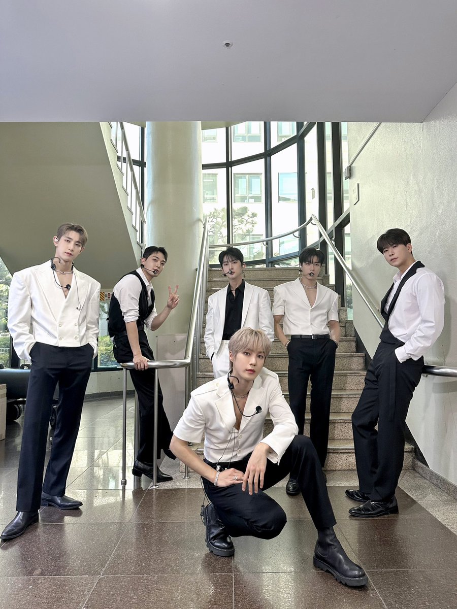 VAV_official's tweet photo. [#TODAY_VAV] 230707
#ArirangTV #SimplyKPopCONTOUR #KBS #뮤직뱅크
VAV는 항상 VAMPZ 곁에!!!🤍

#VAV #브이에이브이
#Subcönscióus #Subconscious #Designer https://t.co/J4qJySkW5k