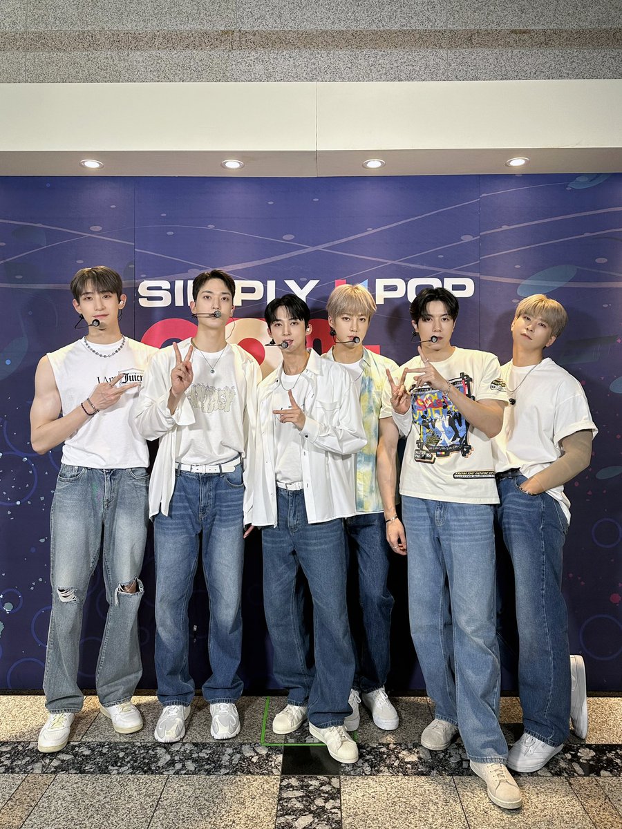 VAV_official's tweet photo. [#TODAY_VAV] 230707
#ArirangTV #SimplyKPopCONTOUR #KBS #뮤직뱅크
VAV는 항상 VAMPZ 곁에!!!🤍

#VAV #브이에이브이
#Subcönscióus #Subconscious #Designer https://t.co/J4qJySkW5k