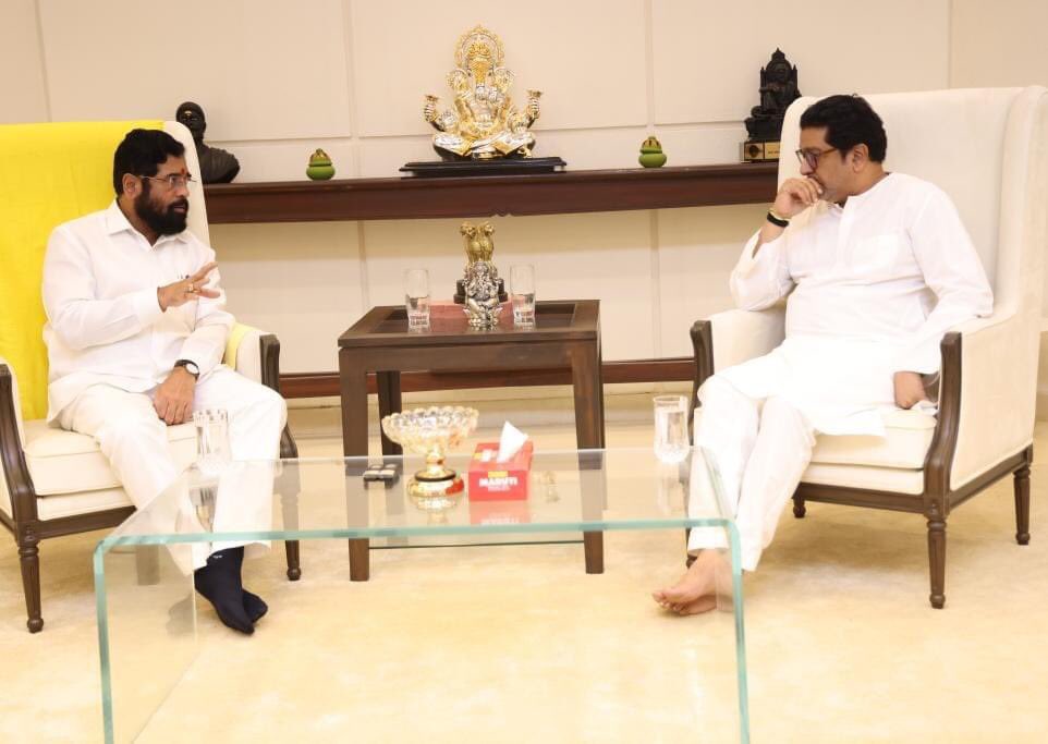 mieknathshinde's tweet photo. महाराष्ट्र नवनिर्माण सेनेचे अध्यक्ष @RajThackeray यांनी आज वर्षा निवासस्थानी उपस्थित राहून सदिच्छा भेट घेतली. यावेळी त्यांचे पुष्पगुच्छ देऊन स्वागत केले. 

यावेळी नाशिक जिल्ह्यातील शेतकऱ्यांच्या कर्जाचा प्रश्न तसेच बीडीडी चाळींच्या पुनर्विकासात स्थानिक रहिवाशांचे प्रश्न तसेच सिडकोच्या घरांच्या किमती कमी करण्याबाबत चर्चा करण्यात आली. या सर्व प्रश्नांवर लवकरात लवकर समाधानकारक तोडगा काढण्यात येईल असे यावेळी स्पष्ट केले.