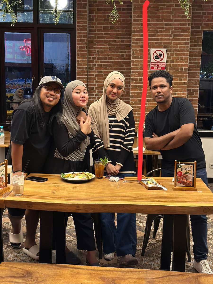 entar karna grogi atau memang masih menerapkan physical distancing