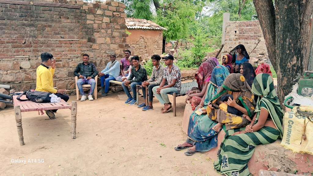 AacharyaVipin's tweet photo. ग्राम लटावनी में सरपंच जी और स्कूल के टीचर और गांव के लोगो को मलेरिया डेंगू के बारे में समझाया की कोई भी बुखार मलेरिया हो सकता है।
@sksomya @santoshbhargav2 
@PuneetS41461128 @micromanusoft @GodrejGroup https://t.co/7paAtNqGMC