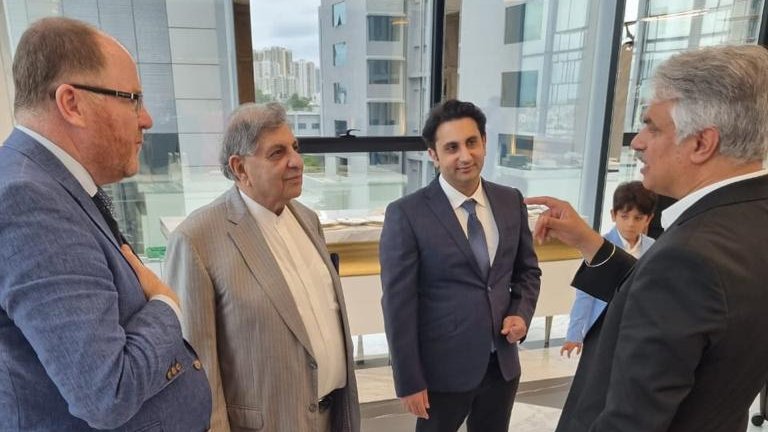 HMTCSouthAsia's tweet photo. I joined @SciTechgovuk Min @GeorgeFreemanMP in #Pune to meet 🇮🇳 #biotech leaders #CyrusPoonawalla &amp; @adarpoonawalla  @SerumInstIndia to discuss 🇬🇧🇮🇳 #Vaccine R+D collaboration. 

Followed by visit to @IISERPune to announce Phase 4 funding for @UKIERISIP Research Mobility Project. https://t.co/k4T9nFwdna