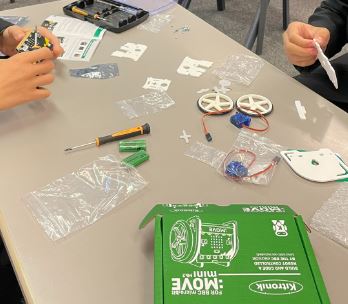 LyndonICT's tweet photo. Computer Club 06/07/2023: Lyndon Learners building a Micro: Bit Move robot and programming it to move around the classroom. 
:MOVE mini buggy kit for the BBC micro:bit build - Kitronik https://t.co/gajPjQKPpY via @YouTube https://t.co/R0oLMuwGob