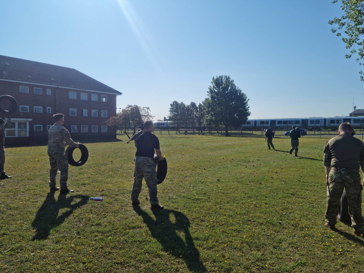 Another excellent Battle PT session lead by our Civil Servant PTI Mr Dan Turner. Great work from everyone involved this morning. 

We've got that Friday feeling and heading into the weekend strong 💪🏼🇬🇧 7️⃣3️⃣🔱 #Mindset #BattlePT #FridayFeeling <a href="/CO_LSTW/">Logistics Specialist Training Wing</a>