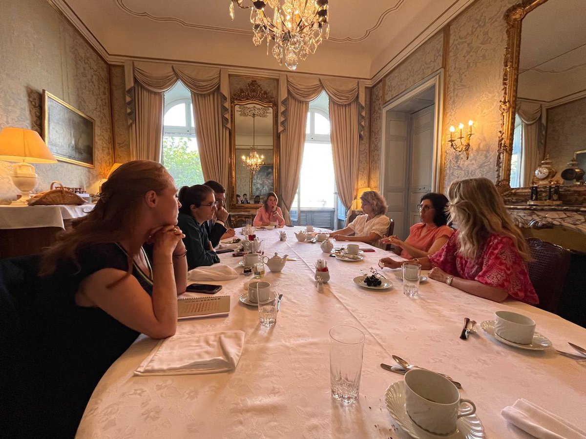 #Avignon 👉🏻 Après la pièce « Welfare » de Julie Deliquet hier soir, nous avons échangé avec la Ministre de la Culture <a href="/RimaAbdulMalak/">Rima Abdul Malak</a> sur les préoccupations des professionnels  des arts vivants et des arts visuels, au démarrage des festivals culturels de l’été 🎭