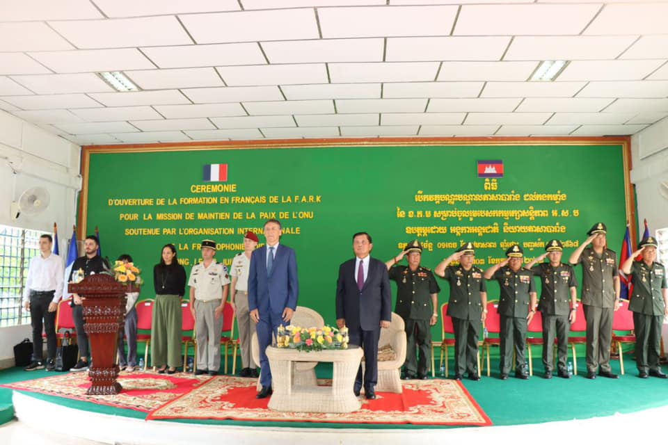 CoopSecuDefense's tweet photo. #Cambodge 🇰🇭 : cérémonie de lancement d'un programme d'enseignement du français #FLE à destination des casques bleus du National Centre for Peacekeeping Forces (#NPMEC) ! 🇺🇳🗣

Avec le soutien de @OIFrancophonie et @CoopSecuDefense, avec @FranceCambodge 🇫🇷 https://t.co/bYfvviP17n