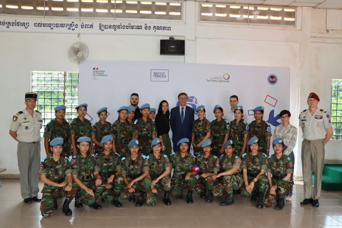 CoopSecuDefense's tweet photo. #Cambodge 🇰🇭 : cérémonie de lancement d'un programme d'enseignement du français #FLE à destination des casques bleus du National Centre for Peacekeeping Forces (#NPMEC) ! 🇺🇳🗣

Avec le soutien de @OIFrancophonie et @CoopSecuDefense, avec @FranceCambodge 🇫🇷 https://t.co/bYfvviP17n