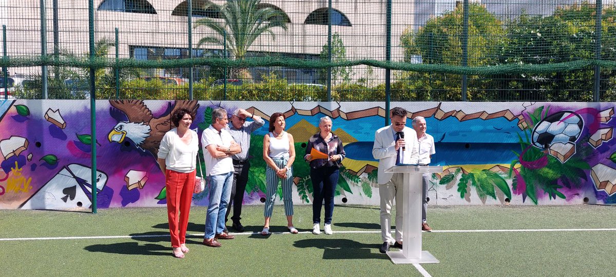 Caf06_actus's tweet photo. Inauguration d'une fresque réalisée sur le terrain Thérèse Romeo à Nice par des jeunes accompagnés par l' équipe de prévention spécialisée de @lasemeusenice en présence de Madame Chaudoin de la #caf06.
#jeunesse #prevention #lasemeuse #projetdeterritoire #caf06 https://t.co/HA4O7HotJS