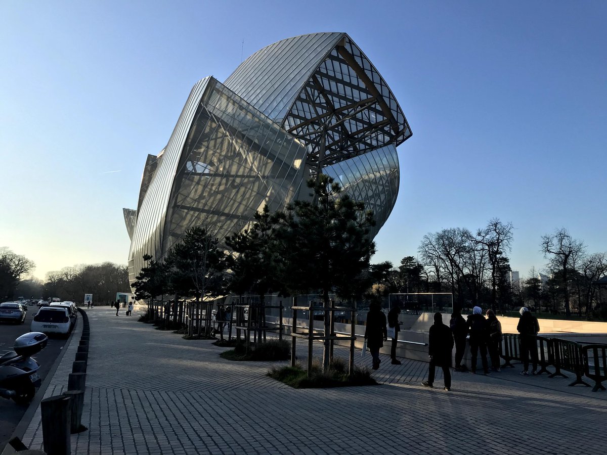ysmyashima's tweet photo. 埼玉県の八潮で作った光がFoundation Louisvuitton（パリのルイ・ヴィトンミュージアム）に置いて貰える日が来るなんて夢にも思わなかったよ。（2020年）
モノづくりは夢が詰まっている！色んな世界を広げてくれる。色んな人と出会わせてくれる。
これからも人が豊かになる照明を作っていきたいね。 https://t.co/G8YPg7cXmJ