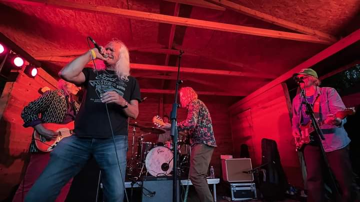 oxtedsessions's tweet photo. Still not come down from the rocking magic of @ScottMcMinus5 &amp; @TheNoOnes1 at the beautiful Three Horseshoes in Knockholt on Wednesday. They were on FIRE!

Photo by Chris Hartstonge of R.E.M timeline https://t.co/As60sHQOhG