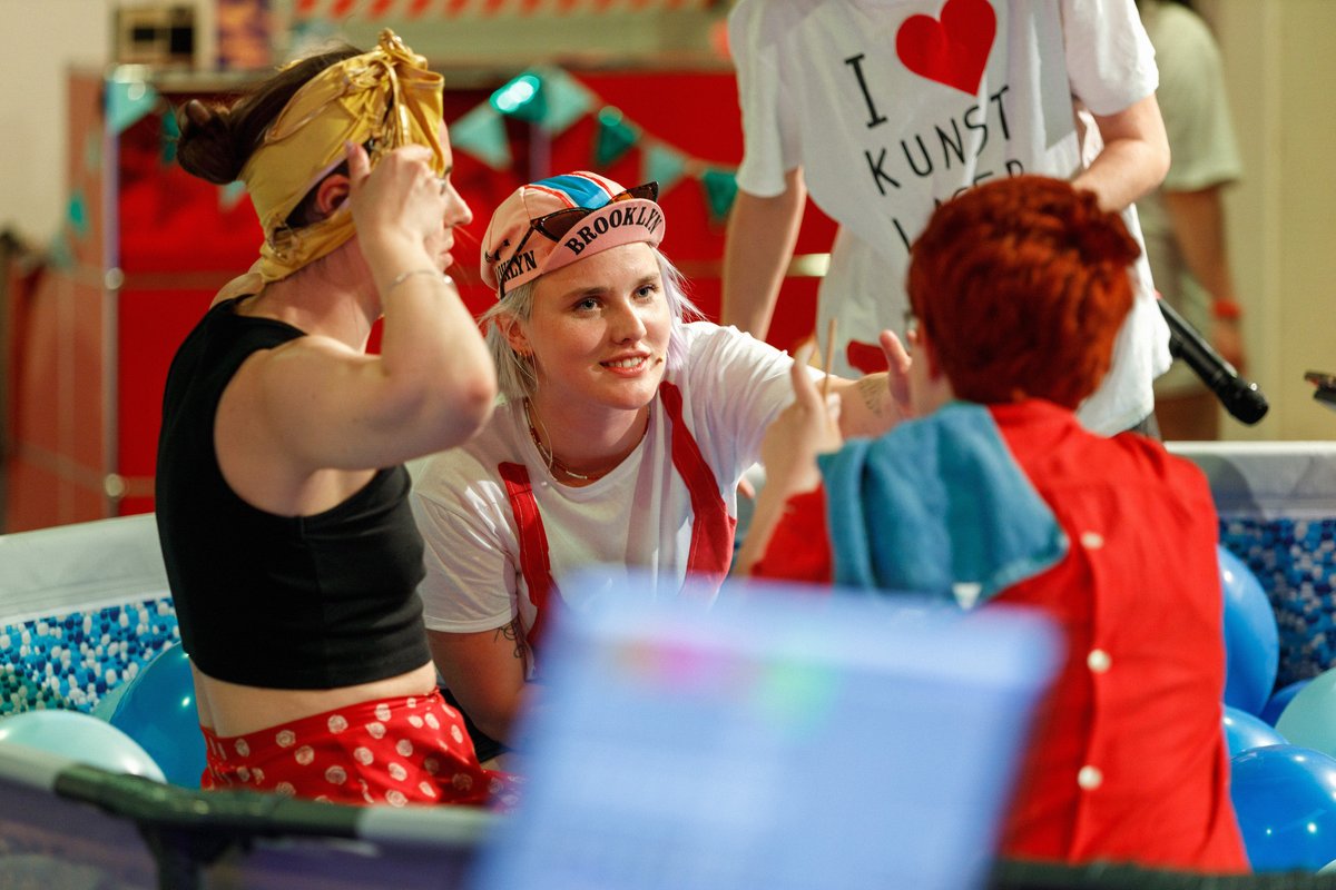 HELLERAU's tweet photo. Weil's so schön war, kommen wir noch ein paar Bilder von der Premiere von Bliadski Circus Queebaret — Queebaret: Dresden-Kiev ❤️‍🔥

#HELLERAU #Nebenan #Поруч #Festival #Ukraine #Queebaret #Queer #Dresden #Kiev

Fotos: Klaus Gigga https://t.co/JdpGROorDq
