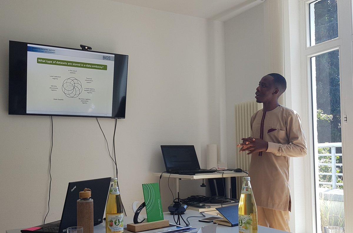 BIGS_Potsdam's tweet image. Bei unserem heutigen #PizzaSeminar hat Visiting Fellow Ransom Ngenge am BIGS über das Potenzial und die Risiken von #DataEmbassies gesprochen. Wir sagen Danke und freuen uns auf weitere Veranstaltungen nach der Sommerpause!