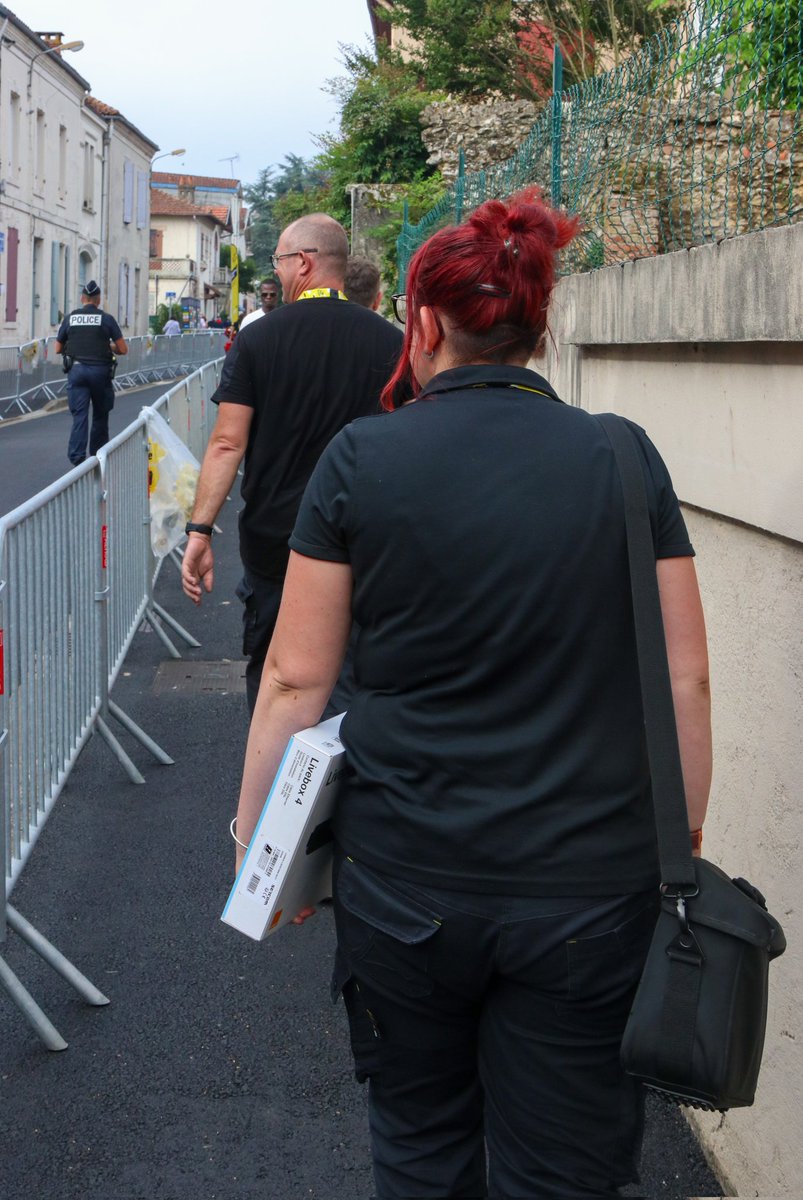 erwan3544's tweet photo. Vous ne les voyez pas à la tv mais nombreux sont celle et ceux qui s'affairent sur le #TourdeFrance tôt le matin et tard le soir pour que tout se passe bien. Dont les techniciens et techniciennes orange ce matin à Mont de Marsan des 6h pour assurer les moyens de communication. https://t.co/O4K3bzf4nw