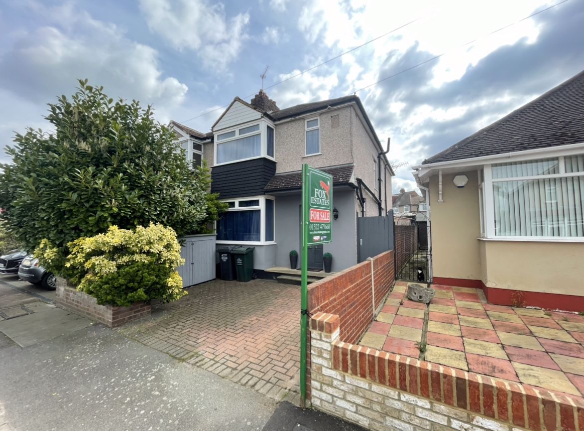 Contracts exchanged in #dartford with #foxestates
If you would like to sell, we can help.
Please give us a call 01322 479660.
Hoping to speak soon and enjoy the weather.
Happy Friday from the good guys at the award winning Fox Estate Agents Ltd of Brent Lane #dartford