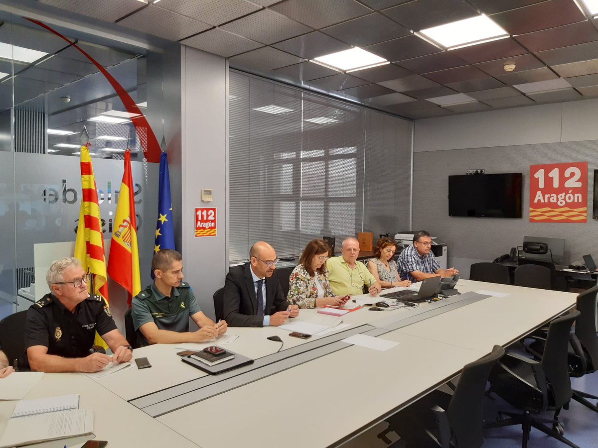DelGobEnAragon's tweet photo. 🟠Reunión de coordinación en el @112Aragon. El subdelegado del Gobierno en Zaragoza, Jorge Juan Pastor, pide precaución a los ciudadanos del Pirineo y las Cinco Villas ya que la comunidad se mantiene en nivel de #alerta1🟠 https://t.co/Aq1bh6Q920