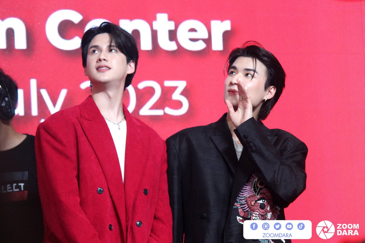 zoomdara_online's tweet photo. “พี-ไตเติ้ล” ร่วมงานเปิดตัวนาฬิกาอัจฉริยะ KIESLECT Smart Calling Watch ดีไซน์สวย ฟังก์ชั่นครบ
#KieslectXPeeTitle
#พีไตเติ้ล #PPeerawich #TitleTNT
#KIESLECT #Selectyourstyle #Callingwatch #Smartwatch #LadyCallingWatch
#KIESLECTThailand #ExpressYourLifeOnYourWrist
#zoomdara https://t.co/tNVDaRk4OC